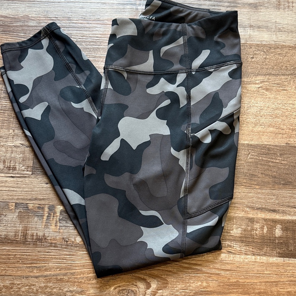 Athleta women’s Camouflage Leggings size M